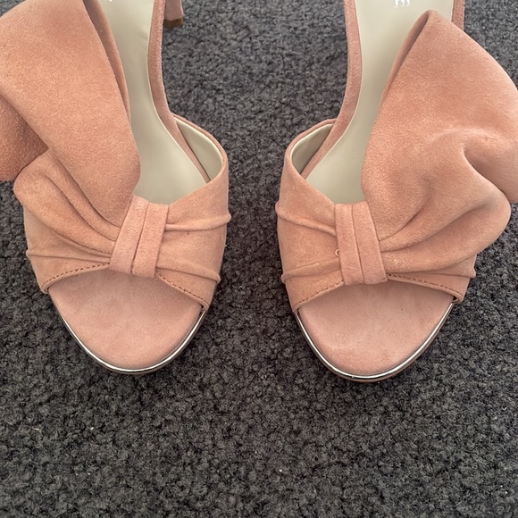 Kenneth Cole blush suede bow heels size 6 - Picture 3 of 11